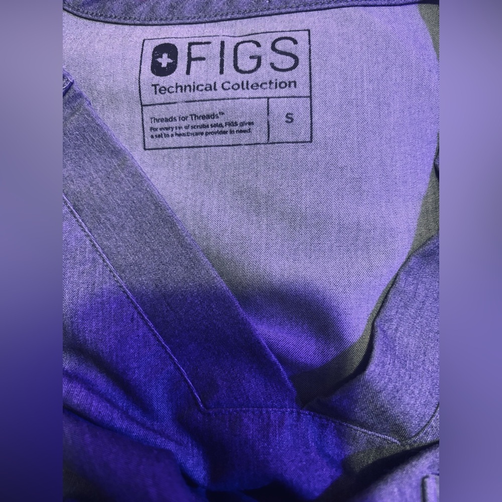 FIGS Chisec Three-Pocket MEN Scrub Top in Graphite size Small V-neck - Picture 6 of 7